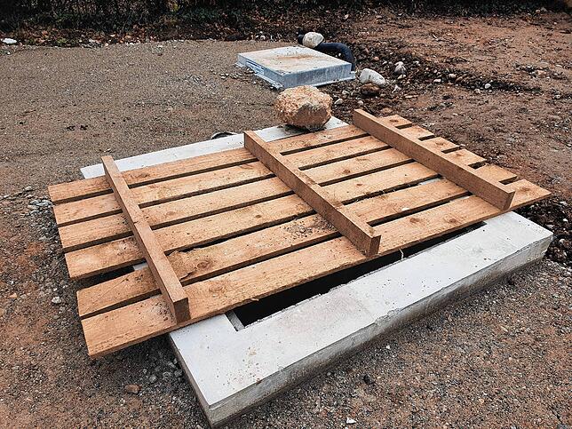 Dieser Überlaufschutz soll die Freibadanlage künftig vor Hochwasser schützen. Auf der Baustelle ist er provisorisch mit einer ...