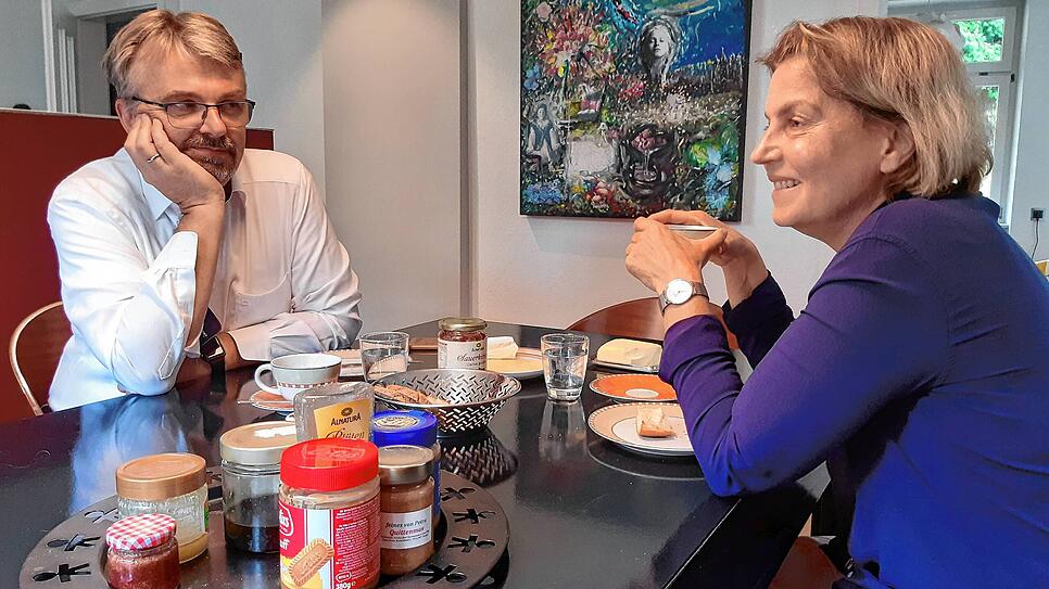 OB-Kandidat Martin Gruner im Gespräch mit seiner Ehefrau Iris Dörffeldt beim gemeinsamen Frühstück. Die beiden sind seit der Schulzeit ...