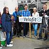 Karin B. (links) lässt den Reifenschaden an ihrem Fahrrad bei Velofit reparieren. Teil der Sozialen Fahrradwerkstatt sind (von links): ...