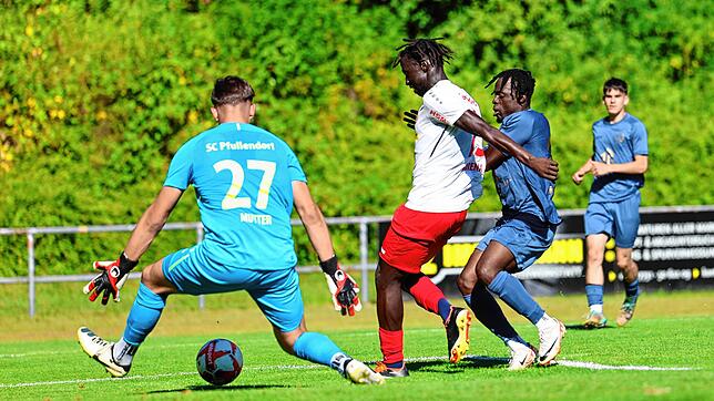 Am ersten Spieltag der Verbandsliga-Saison 2024/2025 gelang dem SC Pfullendorf (weiß) ein Punktgewinn beim ESV Südstern Singen.