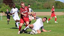Im Endspiel lieferten sich der FV Walbertsweiler-Rengetsweiler (rote Trikots) und der Türkische SV Konstanz ein intensives Spiel, das ...