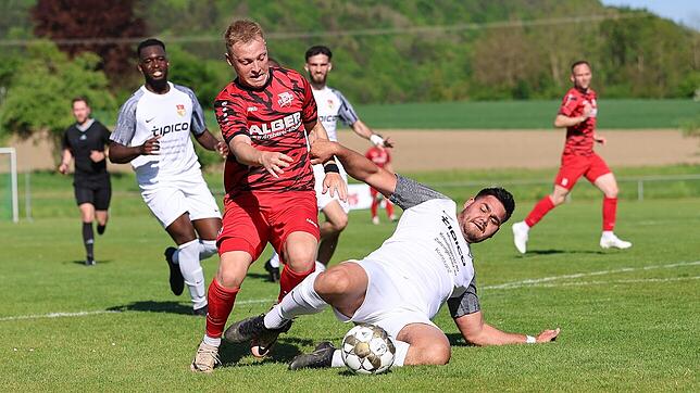 Im Endspiel lieferten sich der FV Walbertsweiler-Rengetsweiler (rote Trikots) und der Türkische SV Konstanz ein intensives Spiel, das ...