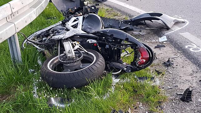 Völlig zerstört ist das Motorrad nach dem Unglück in Waldshut.