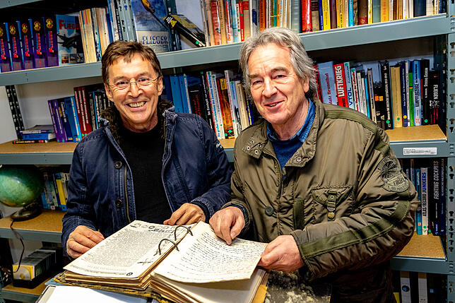 Rolf Ebnet (links) und Werner Kilchling in ihrem Archiv. Hier studieren sie gerade die handschriftlichen Aufzeichnungen eines ...