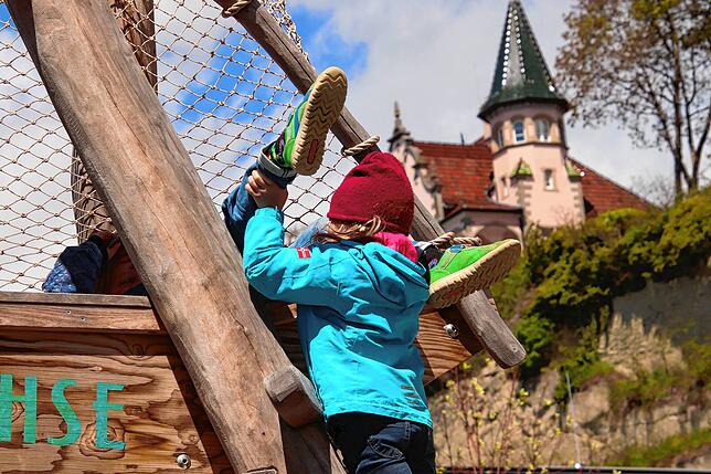 Bild 13: Spielplatzcheck: Lioba und Jakob klettern, springen, hüpfen, hangeln und schaukeln sich für uns durch die Landesgartenschau