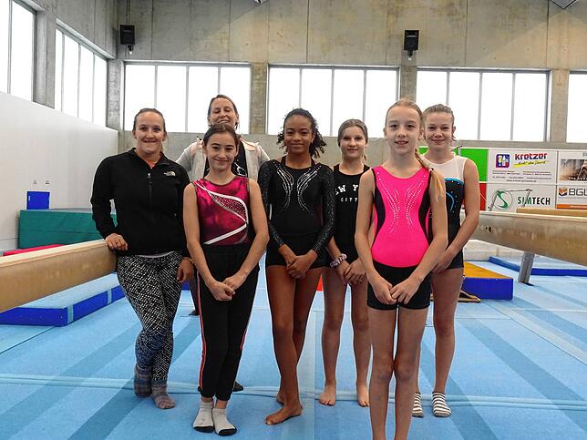 Sportlehrerin Felicitas Ruf (hinten, Zweite von links) mit einer ihrer Mädchengruppen, die sie beim Turnverein Überlingen trainiert.