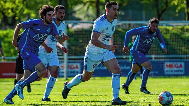 Joker-Tor: Pasquale-Alessio Oddo (Mitte, im Spiel gegen den FC Geißlingen) stellte beim 4:0-Sieg des SV BW Murg in Weizen die Weichen ...