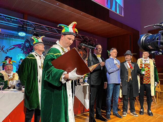 Nach der Verhandlung werden noch neue Laufnarren geschlagen – auch Jens Spahn (Mitte, schwarzer Anzug) ist dabei.