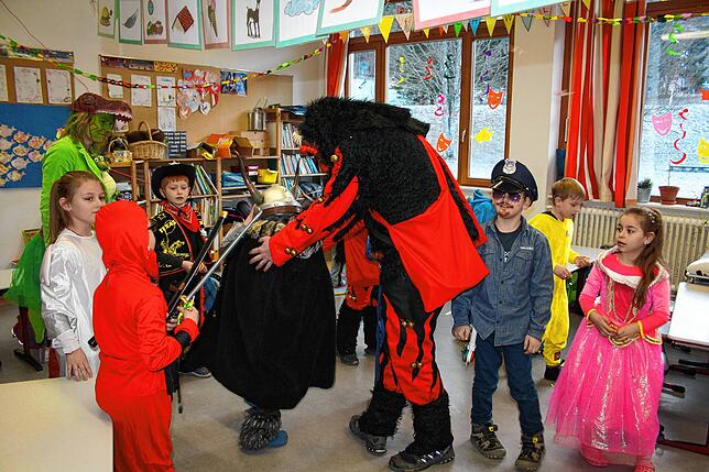 Die Narren stürmten am Dritten Faißen die Todtmooser Grundschule und befreiten die Schüler aus den Klassenzimmern.