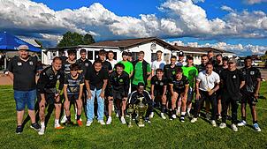 Nach einem erfolgreichen Turnier um den Schwarzwaldpokal strahlen die Vertreter der platzierten Teams um die Wette. Der Vorsitzende des ...