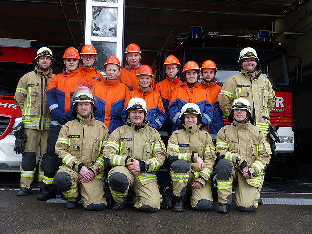 Auch beim Berufsfeuerwehrtag ist der Feuerwehrnachwuchs dabei. Hinten, von links: Fabian Ritzler, Nico Ege, Michel Meiners, Robin ...