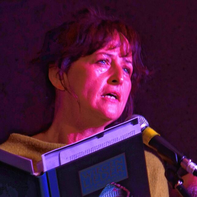 Katrin Huke singt ein bekanntes russisches Volkslied, das von einem Ukrainer geschrieben wurde. Rudolf Hartmann begleitet sie am Akkordeon.