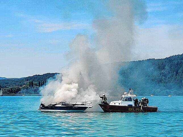 Der Brand kann auf dem See gelöscht werden.