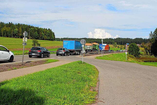 Lange Rückstaus bilden sich aufgrund der Ampelregelung.