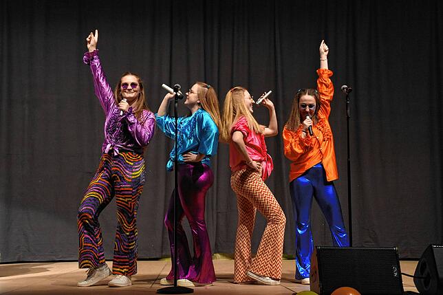 Bühnenshow der Frickinger Dreckspringer und des Musikvereins.