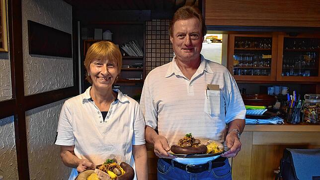 Ursula und Heinz Maier führen seit 20 Jahren das Gasthaus „Waldesruh“ und bieten dreimal jährlich Schlachtplatten aus eigener ...
