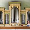 Die Organistin Bettina Feucht weiß es: Die 1848 fertiggestellte Orgel in der Neudinger Kirche St. Andreas muss zum Erhalt dringend ...