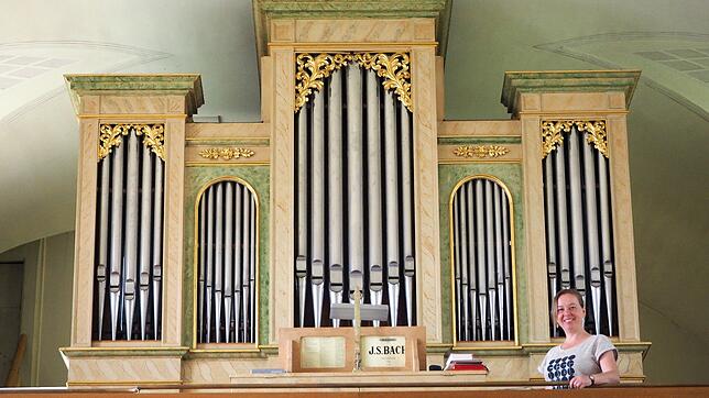 Die Organistin Bettina Feucht weiß es: Die 1848 fertiggestellte Orgel in der Neudinger Kirche St. Andreas muss zum Erhalt dringend ...