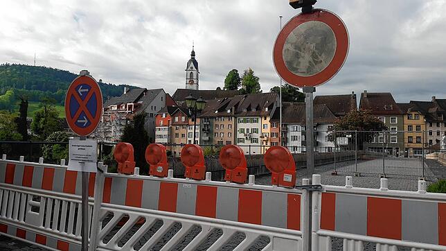 Die geschlossene Laufenbrücke zwischen dem badischen und dem aargauischen Laufenburg.