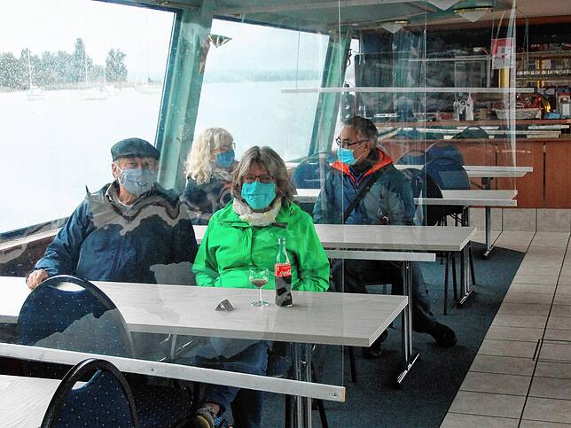 Die Kunden hatten entschieden: Lieber Kabinen mit Folien als durchsichtige Trennscheiben aus Plexiglas. Kapitän Harald Lang von der MS ...