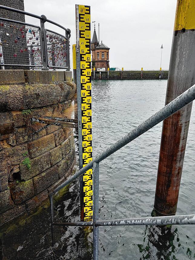 Noch nie Stand das Wasser zu diesem Zeitpunkt so hoch: Der Pegelmesser im Hafen zeigte am Mittwoch Mittag einen Wasserstand von 3,69 ...