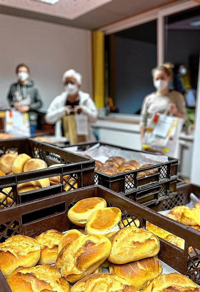 Die Idee, sich frische Brötchen im Lockdown an die Haustür liefern zu lassen, kam nicht nur bei den Menschen in Überlingen und der ...