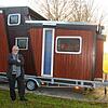 Michael Schnell vor seinem fast fertiggestellten Tiny House. Die Wohnfläche des eineinhalb stöckigen Häuschens beträgt 18 Quadratmeter. ...