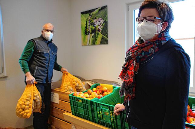 Birgit Bischof (rechts) vom Hofladen des Haslerhofs in Owingen sagt über den Lieferservice von Norbert Hübschle (links): „Das ist ...