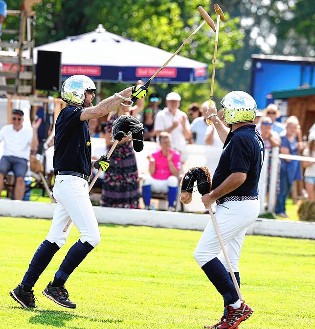 Wer ist hier mit Disko-Kugel-Helmen unterwegs? Es sind die glitzernden Ritter auf ihren feurigen Rössern.