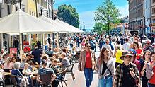 Die Konstanzer Marktstätte sind voller Besucher am Brückentag, 10. Mai. Viele nutzen das lange Wochenende und das sommerliche Wetter für ...