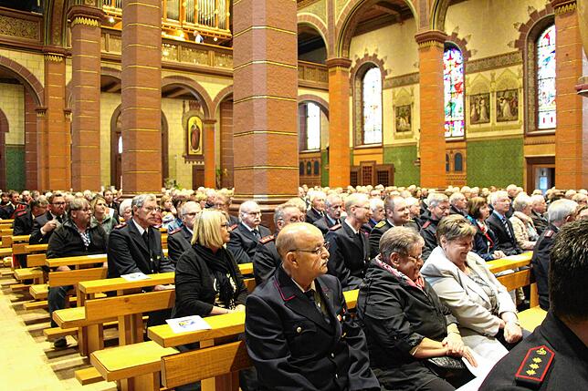 Bild 11: Floriansmesse mit den Feuerwehrabteilungen des Landkreises