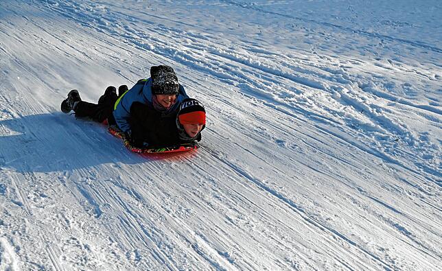 Bild 1: Sonne und Schnee locken Kinder und Eltern in Aichen auf den Rodelschlitten