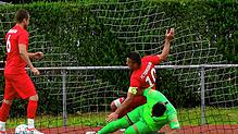 Er trifft nach Belieben: Nexhdet Gusturanaj (hier mit einem Treffer im Spiel bei der SG FC Wehr-Brennet) wäre fast Torwart geblieben, ...