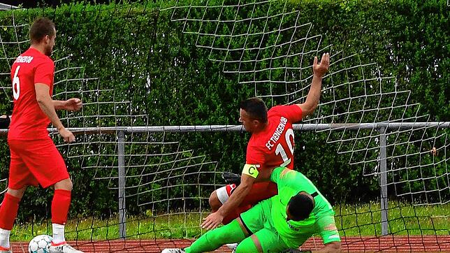Er trifft nach Belieben: Nexhdet Gusturanaj (hier mit einem Treffer im Spiel bei der SG FC Wehr-Brennet) wäre fast Torwart geblieben, ...