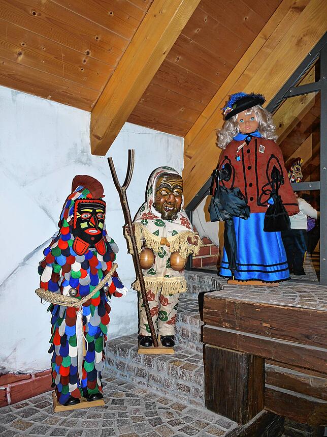 Die Figuren Hänseler, Kaujohle und Alt-Markdorferin. Diese und alle anderen Figuren der Historischen Narrenzunft Markdorf sind im ...