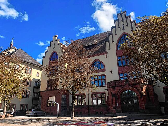 Seit 1906 besteht die Heinrich-Hansjakob-Schule am Waldshuter Johannisplatz. Hier drückte Elli König ab 1933 die Schulbank.