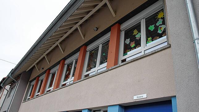 Hier, unter dem Dach des Eschbacher Gemeinschaftshauses, machen es sich die Tauben bequem. Das wäre vielleicht romantisch, wenn da nicht ...