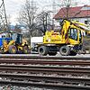 Zwei schwere Baumaschinen stehen an den Gleisen des Holzverladeplatzes Rhina. Sie sind dort im Einsatz, um den Transport mehrerer ...