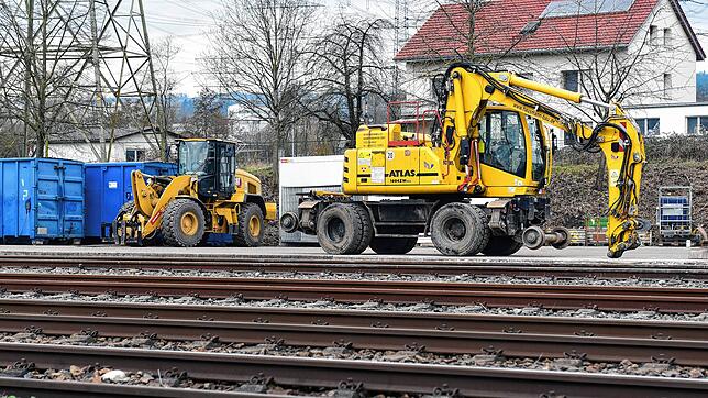 Zwei schwere Baumaschinen stehen an den Gleisen des Holzverladeplatzes Rhina. Sie sind dort im Einsatz, um den Transport mehrerer ...