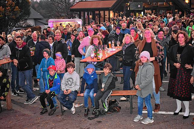 Brasslufthamma und Popcorn begeisterten auf der Open-Air-Bühne das Publikum im Freien, während im Haus des Gastes die Musikvereine ...
