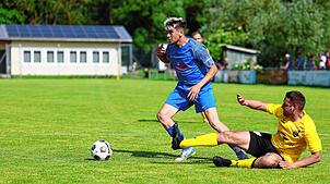 Ewattingens Tiziano Rossi (links) steuerte zwei Treffer zum Sieg des Titelfavoriten beim FC Gutmadingen II bei.