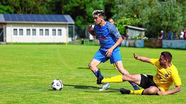 Ewattingens Tiziano Rossi (links) steuerte zwei Treffer zum Sieg des Titelfavoriten beim FC Gutmadingen II bei.