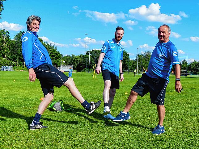 Fuß(baller)-Begrüßung in Corona-Zeiten, von links: Markus Kieferle, angehender Abteilungsleiter, Andreas Schmidt, stellvertretender ...