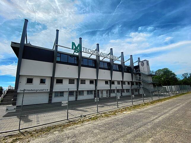 Blick auf die MS Technologie-Arena. Das Stadion und der Parkplatz werden am 24. Juli von Polizei und zahlreichen Ordnungskräften ...