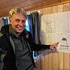 Bauherr Orlando Parodi zeigt auf den Plänen, was genau er in Grafenhausen realisieren will. Bild: Wilfried Dieckmann