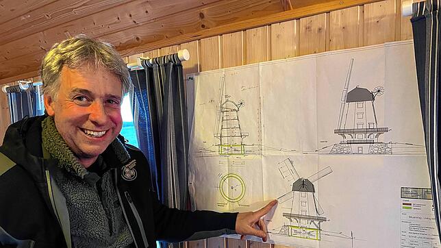 Bauherr Orlando Parodi zeigt auf den Plänen, was genau er in Grafenhausen realisieren will. Bild: Wilfried Dieckmann