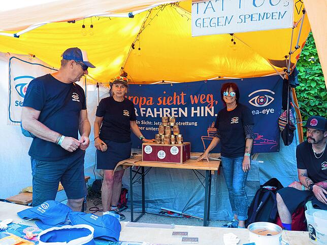 „Europa sieht weg, wir fahren hin“: Die Organisation Sea Eye hat einen Stand auf dem Campus-Festival bekommen und informiert über ihre ...