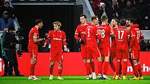 Die Spieler des SC Freiburg bejubeln das Führungstor zum 1:0.