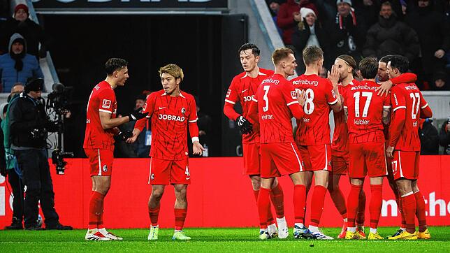 Die Spieler des SC Freiburg bejubeln das Führungstor zum 1:0.