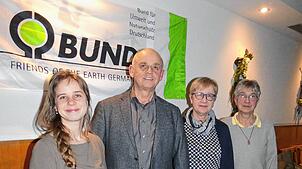 Der Vorstand (von links) Vorsitzender Franz Brüstle, seine Stellvertreterin Yvonne Heizmann, Kassiererin Johanna Pfau und ...